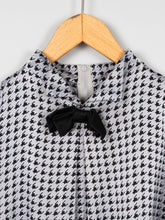 Laden Sie das Bild in den Galerie-Viewer, Seidenbluse Hahnentritt