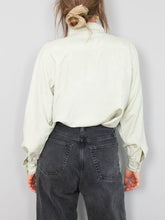 Laden Sie das Bild in den Galerie-Viewer, Seidenbluse Vintage