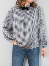 Laden Sie das Bild in den Galerie-Viewer, Seidenbluse Silber Vintage