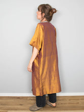 Laden Sie das Bild in den Galerie-Viewer, Seidenjacke Vintage