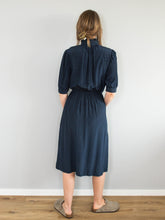 Laden Sie das Bild in den Galerie-Viewer, Seidenkleid Punkte blau