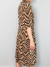 Laden Sie das Bild in den Galerie-Viewer, Seidenkleid Vintage