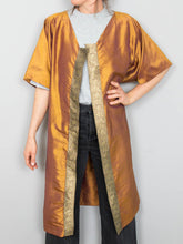 Laden Sie das Bild in den Galerie-Viewer, Seidenmantel Vintage Jacke