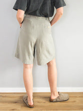 Laden Sie das Bild in den Galerie-Viewer, Shorts Seide High Waist