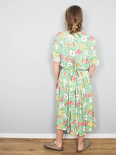 Laden Sie das Bild in den Galerie-Viewer, Vintage Blumenkleider