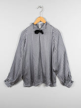 Laden Sie das Bild in den Galerie-Viewer, Vintage Bluse Seide