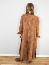 Laden Sie das Bild in den Galerie-Viewer, Vintage Brokatmantel