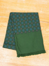 Laden Sie das Bild in den Galerie-Viewer, Halstuch Wolle Grün