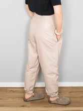 Laden Sie das Bild in den Galerie-Viewer, Lederhose High Waist Creme