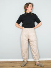 Laden Sie das Bild in den Galerie-Viewer, Lederhose High Waist Creme