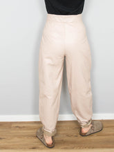 Laden Sie das Bild in den Galerie-Viewer, Lederhose High Waist Creme
