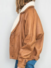 Laden Sie das Bild in den Galerie-Viewer, Vintage Lederjacke Fell