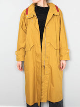 Laden Sie das Bild in den Galerie-Viewer, Vintage Mantel Ocker