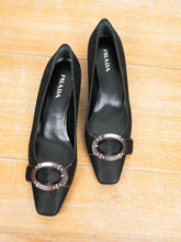Laden Sie das Bild in den Galerie-Viewer, Vintage Prada Schuhe