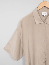 Laden Sie das Bild in den Galerie-Viewer, Vintage Seidenbluse Creme