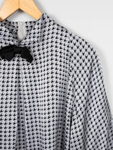 Laden Sie das Bild in den Galerie-Viewer, Vintage Seidenbluse Silber