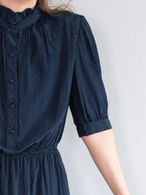 Laden Sie das Bild in den Galerie-Viewer, Vintage Seidenkleid Punkte