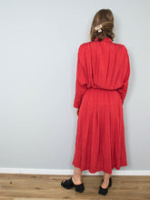 Laden Sie das Bild in den Galerie-Viewer, Vintage Seidenkleid Rot