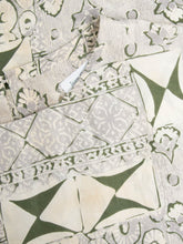 Laden Sie das Bild in den Galerie-Viewer, Vintage Shirt Seide