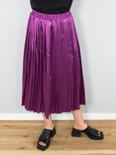 Laden Sie das Bild in den Galerie-Viewer, 80´s Faltenrock Beere