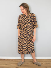 Laden Sie das Bild in den Galerie-Viewer, Vintage Seidenkleid