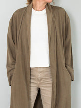 Laden Sie das Bild in den Galerie-Viewer, Vintage Seidenmantel