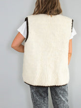 Laden Sie das Bild in den Galerie-Viewer, Wolle Wendeweste Vintage