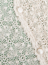 Laden Sie das Bild in den Galerie-Viewer, 70´s Häkeljacke Creme
