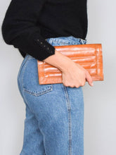 Laden Sie das Bild in den Galerie-Viewer, Braune Lederclutch