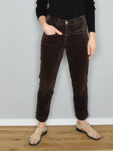 Laden Sie das Bild in den Galerie-Viewer, Braune Samthose Closed