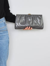 Laden Sie das Bild in den Galerie-Viewer, Graue Lederclutch Secondhand