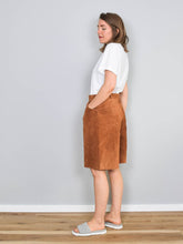 Laden Sie das Bild in den Galerie-Viewer, High Waist Vintage Ledershorts