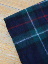 Laden Sie das Bild in den Galerie-Viewer, Kaschmir Schals Vintage