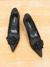 Laden Sie das Bild in den Galerie-Viewer, Prada Pumps Vintage