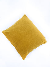 Laden Sie das Bild in den Galerie-Viewer, Samtkissen Senfgelb