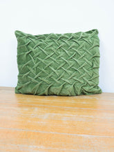 Laden Sie das Bild in den Galerie-Viewer, Samtkissen Vintage