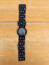 Laden Sie das Bild in den Galerie-Viewer, Schwarze Swatch Pop