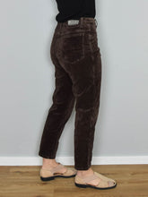Laden Sie das Bild in den Galerie-Viewer, Braune Samthose Closed