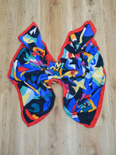 Laden Sie das Bild in den Galerie-Viewer, Secondhand Seidentuch