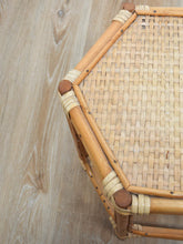 Laden Sie das Bild in den Galerie-Viewer, Vintage Blumenhocker Rattan