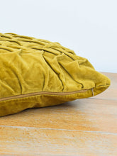 Laden Sie das Bild in den Galerie-Viewer, Vintage Kissen