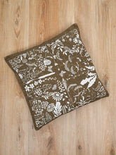 Laden Sie das Bild in den Galerie-Viewer, Vintage Kissen