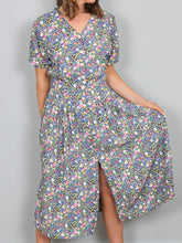 Laden Sie das Bild in den Galerie-Viewer, Vintage Kleider Blumen
