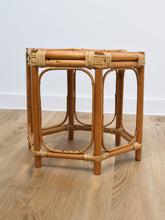 Laden Sie das Bild in den Galerie-Viewer, Vintage Rattan Blumenhocker