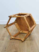 Laden Sie das Bild in den Galerie-Viewer, Vintage Rattan Blumenhocker