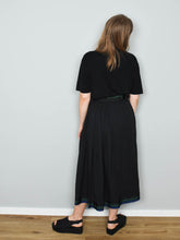 Laden Sie das Bild in den Galerie-Viewer, Vintage Rock Schwarz